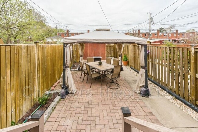 Building Photo - 629 S Henry St