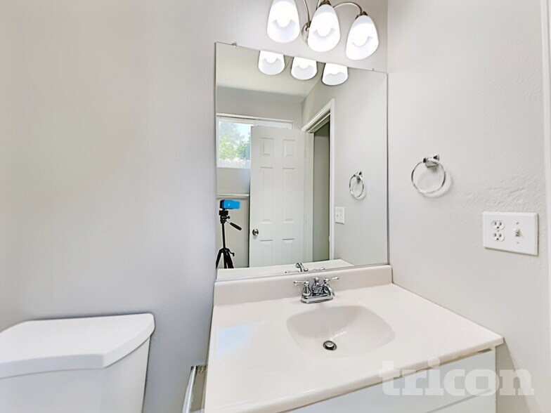 Building Photo - 234 Yellowstone Dr