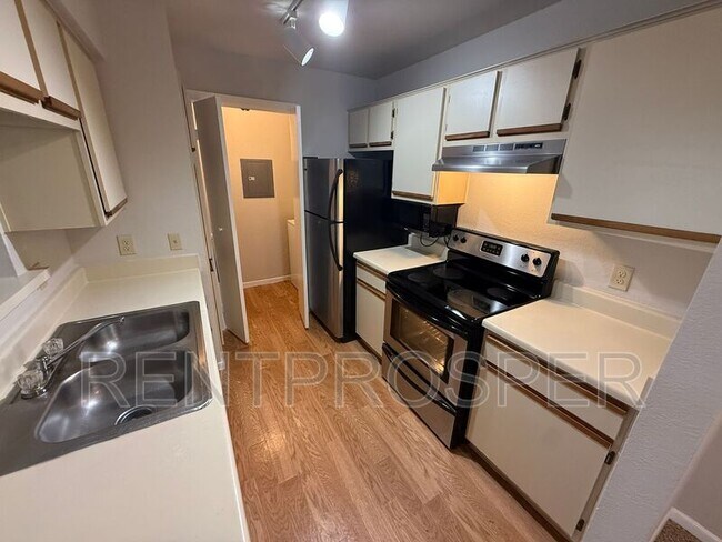 Building Photo - 5501 Rosebriar Way