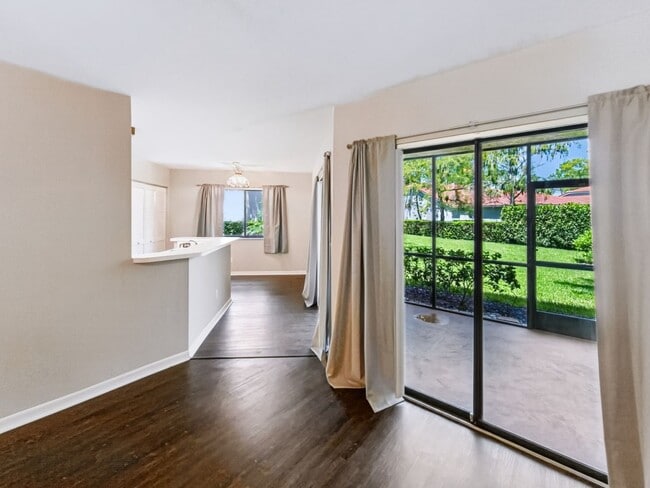 Building Photo - ** COACH HOMES @ BERKSHIRE LAKES ** 2 BED / 2 BATH - 1ST FLOOR CONDO - GARAGE - ANNUAL RENTAL