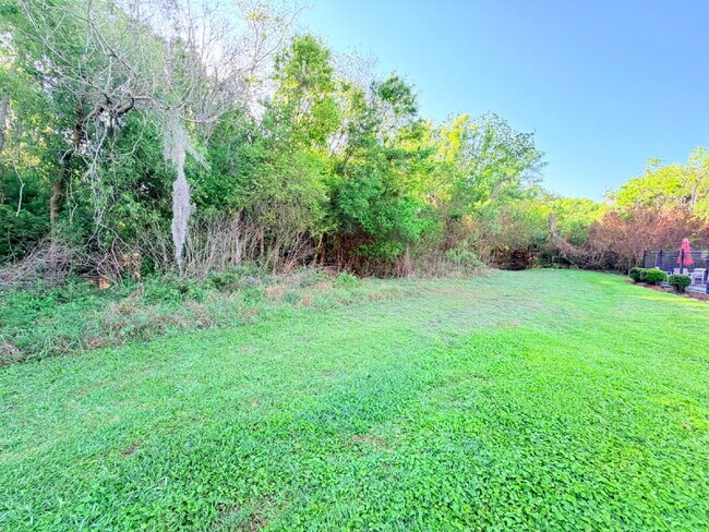 Building Photo - 2 Bedroom Condo on a Corner Lot Available for Rent