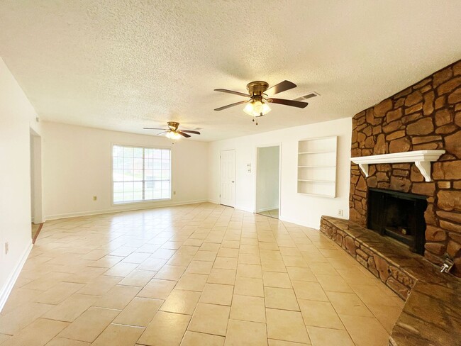Building Photo - Spacious 4 Bedroom Home with Bonus Room in O'Neal Place