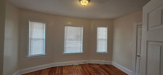 Building Photo - 1st Floor 3 Bedroom Apartment Available Today