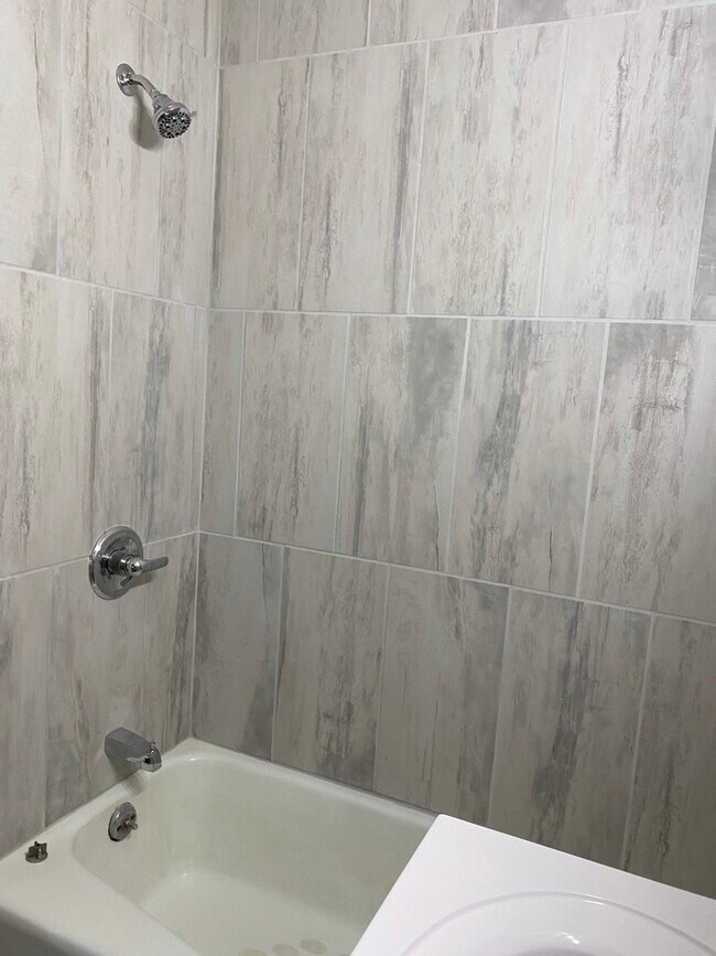 Building Photo - 809 W 8th St