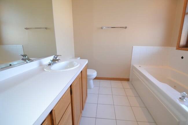 Building Photo - Pet Friendly 3 Bed 2 Bath Top Floor Unit