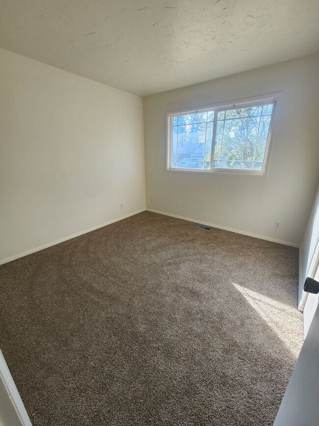 Building Photo - SINGLE FAMILY HOME ON HILLCREST (APP#72)