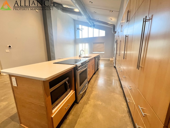 Building Photo - Maintenance Free Living ~ Close to KSU & Aggieville ~ Pet Friendly