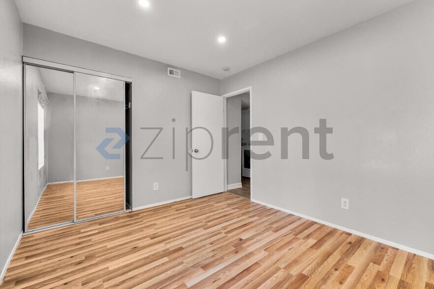 Building Photo - Unit A