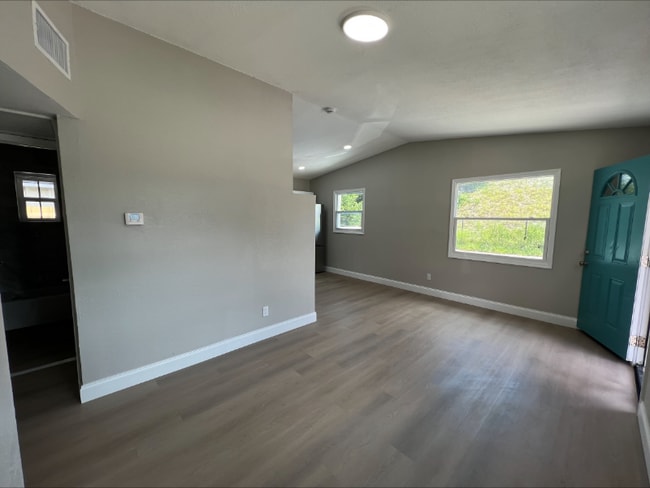Building Photo - 3235 Oakley Ave S
