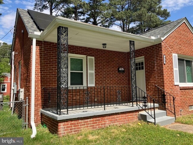 Building Photo - 915 Hampton Rd