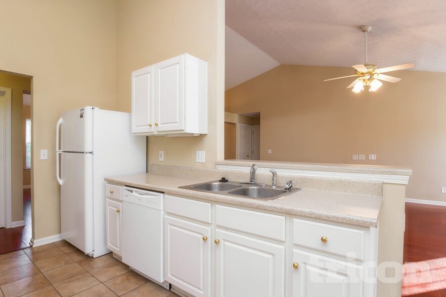 Building Photo - 425 Crested View Dr