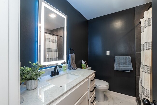 Building Photo - Ultra Modern Three Bedroom Home!