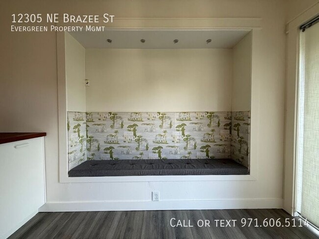 Building Photo - 12305 NE Brazee St