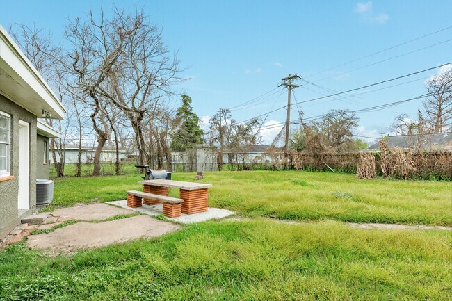 Building Photo - 159 Oak Dr