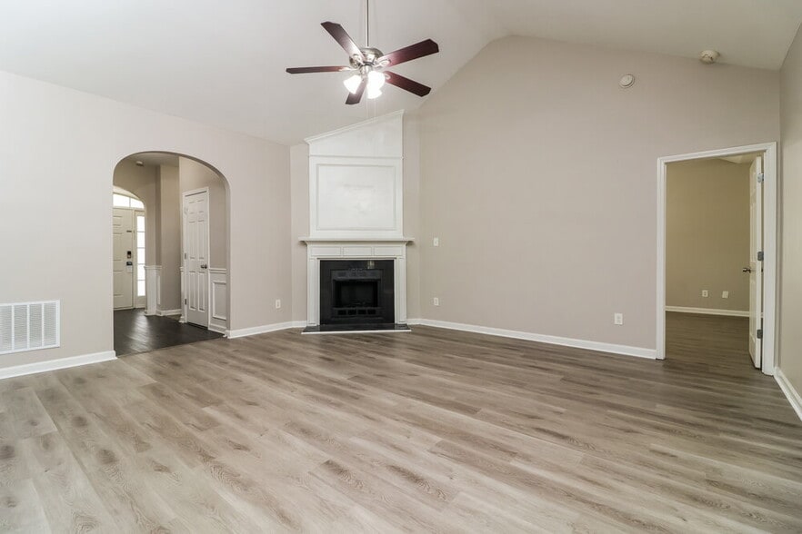 Building Photo - 2839 Stonewall Ln SW