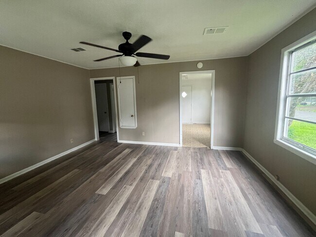 Building Photo - 2 Bedroom Plus bonus room 1 bath Home in Jacksonville
