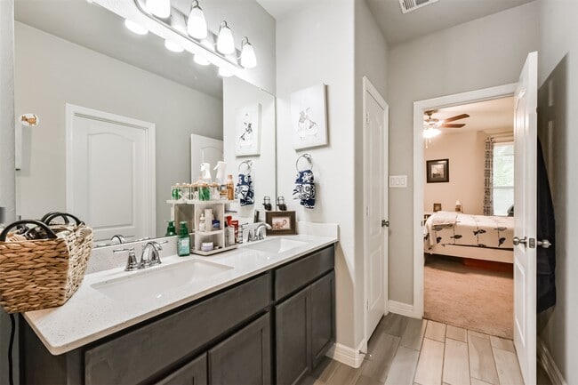 Building Photo - 123 Buttonwood Ct