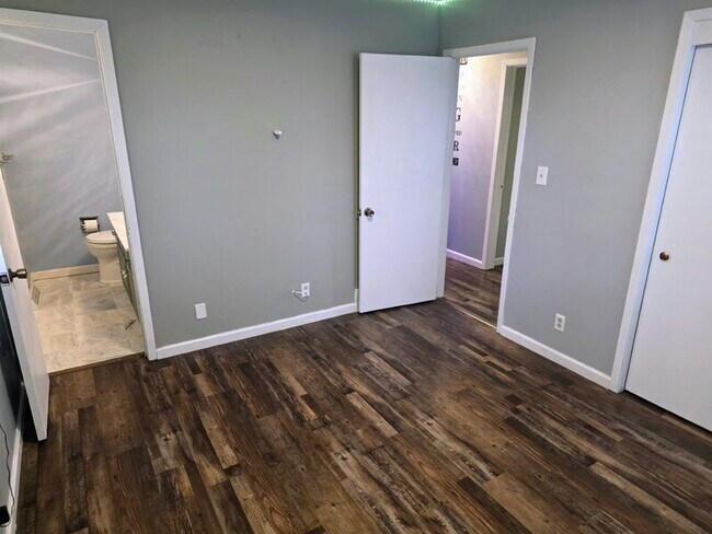 Building Photo - 320 34th St