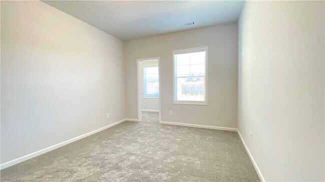 Building Photo - 4570 Silver Oak Dr SW