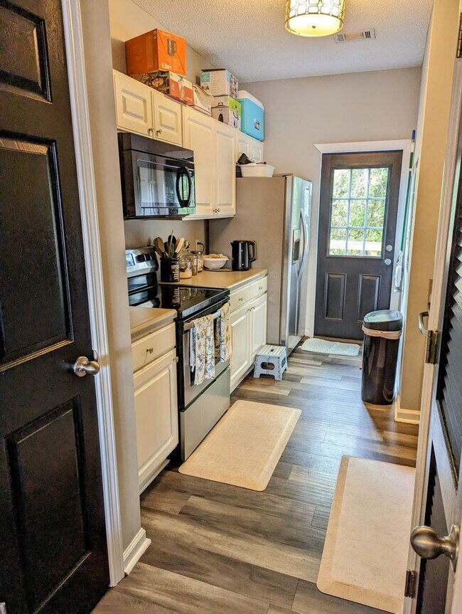 Building Photo - 3 Bedroom 3 Bath Townhome Close to GCSU in The Grove