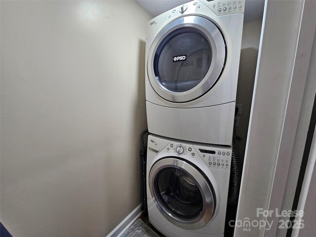 Building Photo - 208 W Main St