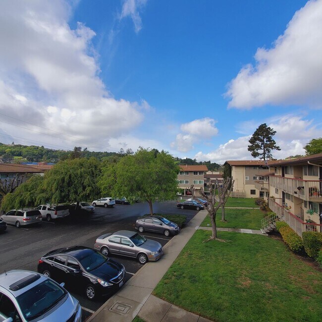 Building Photo - Pinole Crest 2 bedroom/2 bath Condo ~Light...
