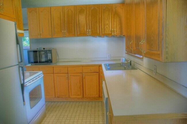 Building Photo - Spacious Renton Rambler w/ a HUGE Backyard!
