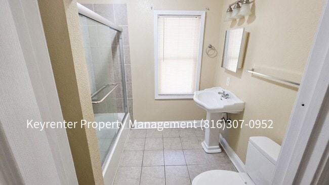 Building Photo - 4 Bed, 1 Bath Home available now!