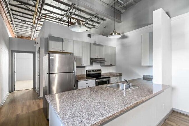 Building Photo - 612 E Texas Ave