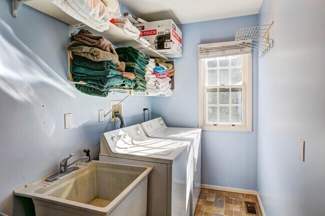 Building Photo - 89 Pine St