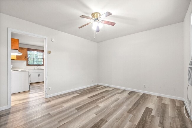 Building Photo - 2 Bedroom Pet Friendly Home For Rent!