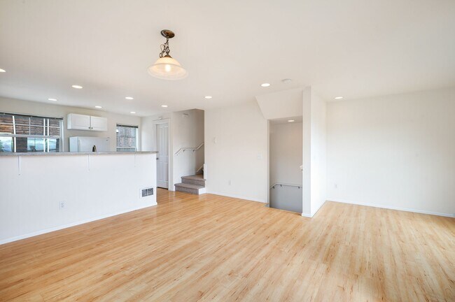 Building Photo - The Perfect Urban Escape: A Quiet, Safe 3-Bedroom Townhouse in North Queen Anne - Tour Now!