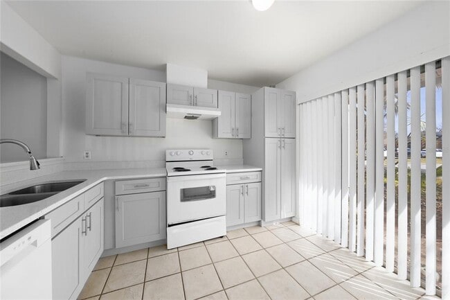 Building Photo - 126 Dahlia Village Cir