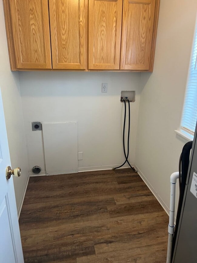 Building Photo - Lovely 3 bedroom, 2.5 bath home with laundry, near schools