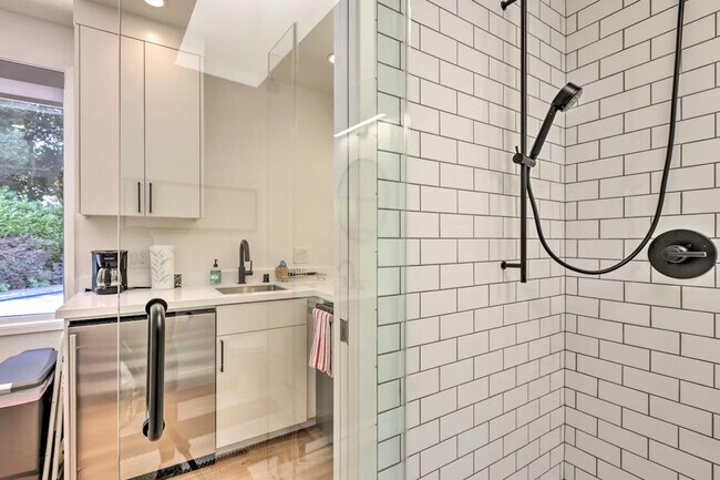 Building Photo - 155 E Creek Dr