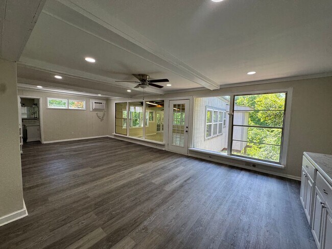 Building Photo - Large spacious home