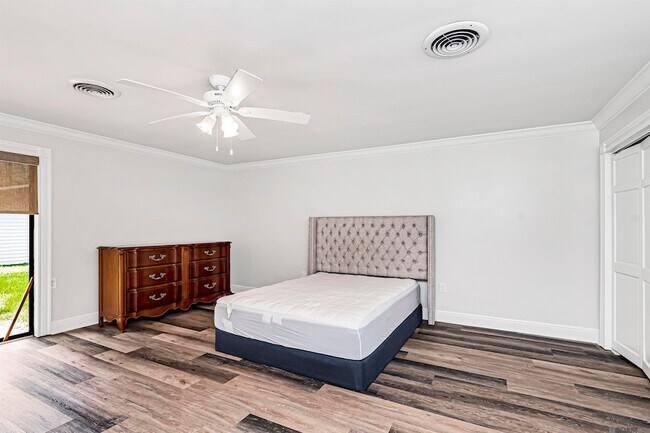 Building Photo - 8245 Rainbow Dr