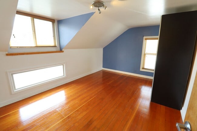Building Photo - 360 N SF