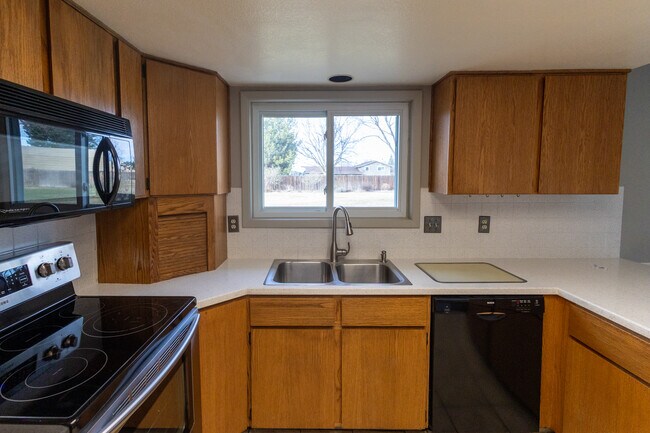 Building Photo - 1132 S Amaya Ave