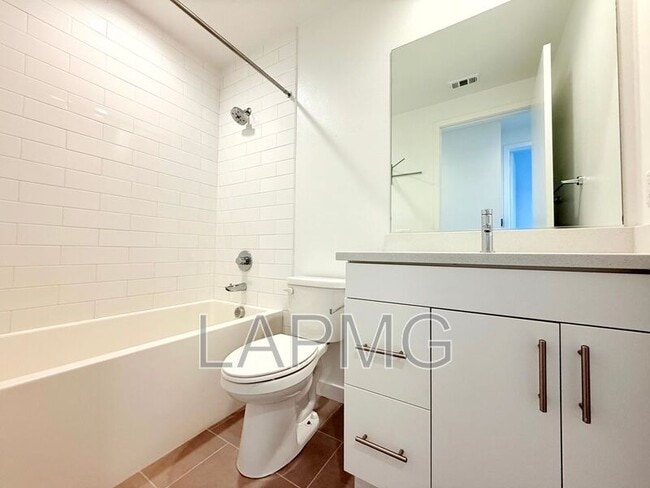 Building Photo - 4334 N Jimson Rd