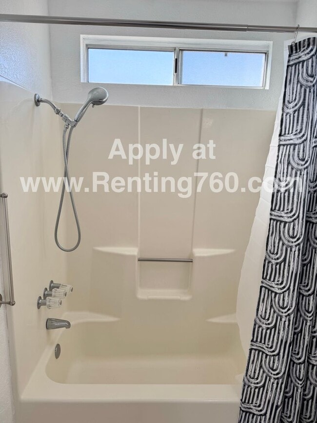 Building Photo - Spacious and Clean 2 bed Home In Joshua Tree