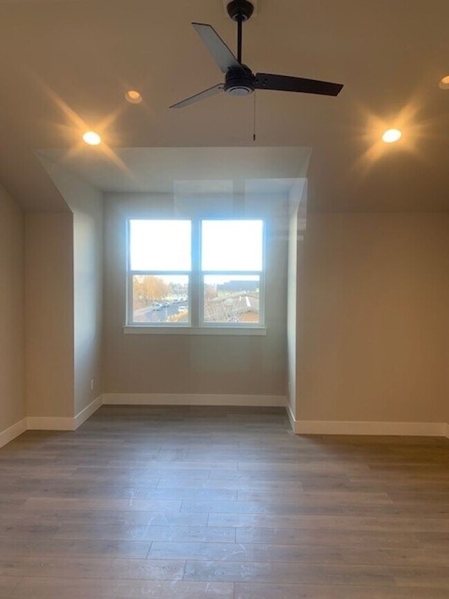 Building Photo - 3 Bed/3 Bath Modern and Luxurious Townhome in NE Bend