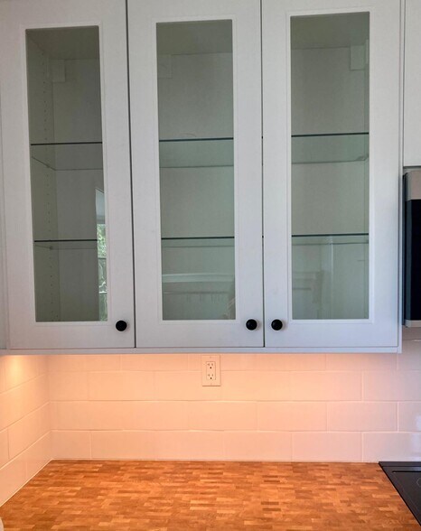 upper cabinets, under-cabinet lighting - 624 Bonair St