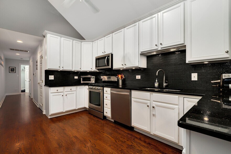 Kitchen - 2117 W Evergreen Ave