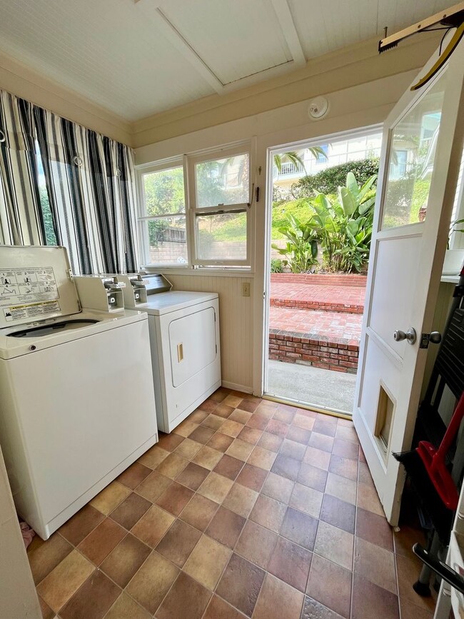 Building Photo - Quintessential Ventura 1 bed rear unit with LARGE, PRIVATE, BEAUTIFUL OUTDOOR LIVING AREA