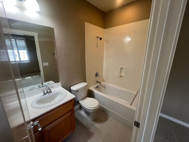 Building Photo - Beautiful 3 bed 3.5 bath Townhouse with A/C in Mountain View. Blocks from Downtown.