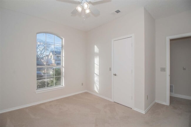 Building Photo - White Rock Highlands  4 bedrooms, 2.5 baths