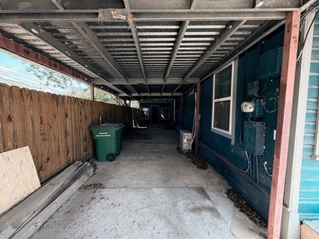 Building Photo - 321 Huntington St