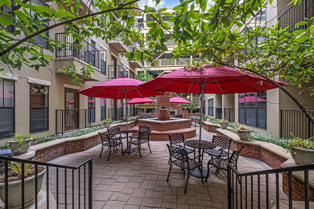 Beautiful, peaceful Courtyard with wifi - 1803 Broadway