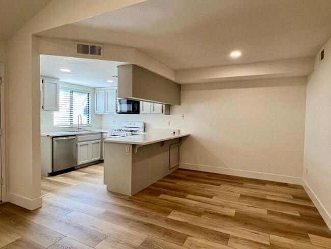 Building Photo - 817 Quail Ln